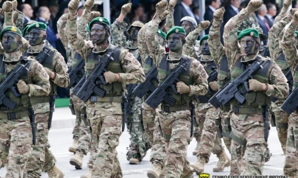 “STOP” Ελληνοκυπρίων σε τουρκική στρατιωτική συνοδεία: ”Ουρλιάζουν” τα τουρκικά ΜΜΕ